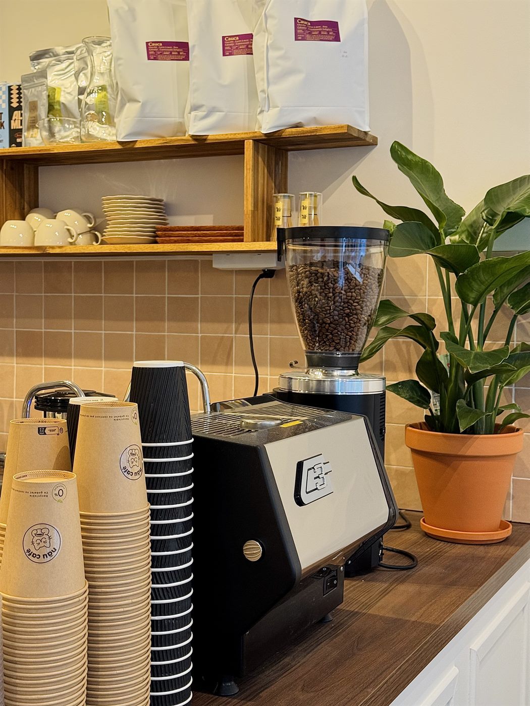 Bar de café avec préparation soignée chez NĀU CAFÉ