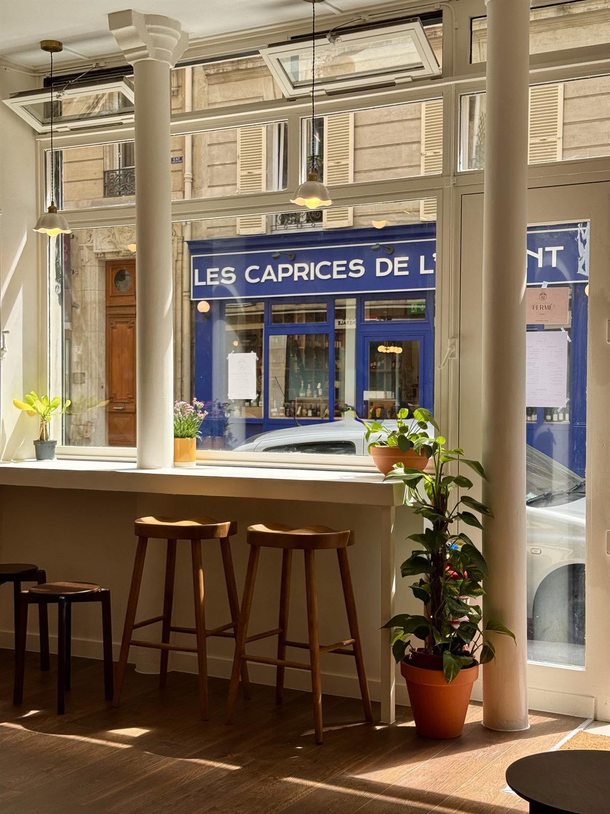 Comptoir central de NĀU CAFÉ avec lumières dorées